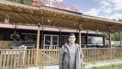 Kastamonu’nun Çatalzeytin ilçesinde deniz kenarında avladığı balığı yiyen ayı, bir