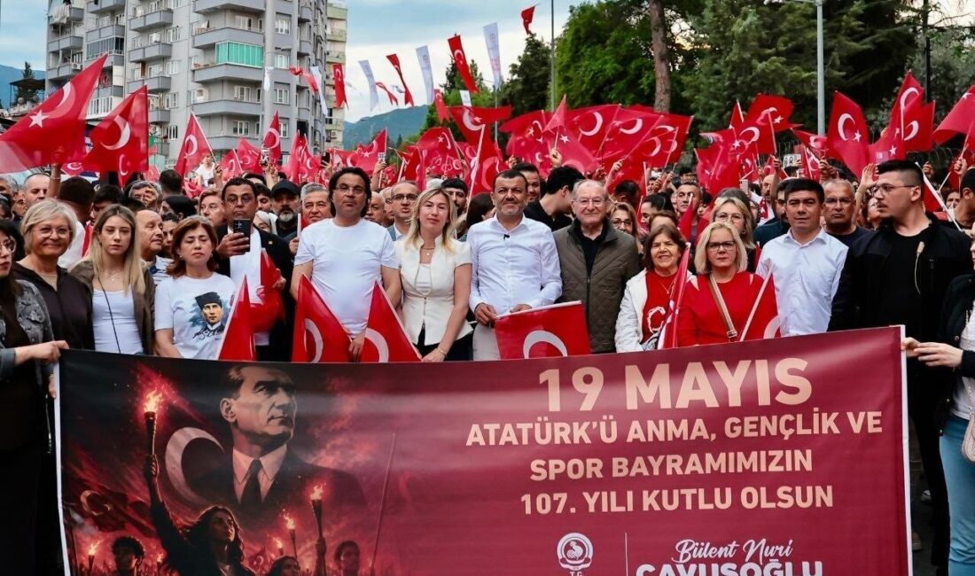 Denizli Büyükşehir Belediyesi’nin düzenlediği 19 Mayıs kutlamalarında binlerce vatandaş Fener