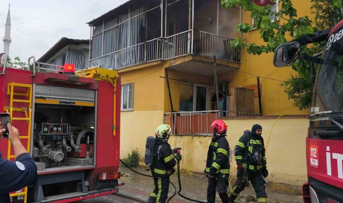 Denizli’de balkonda alev alan koltuk paniğe neden oldu. İtfaiye ekiplerinin