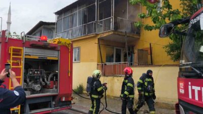 Denizli’de balkonda alev alan koltuk paniğe neden oldu. İtfaiye ekiplerinin