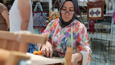 Denizli Büyükşehir Belediyesi’nin geleneksel el sanatlarını yaşatmak ve kadınların aile