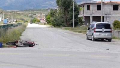 Denizli’nin Çivril ilçesinde hafif ticari araç ile çarpışan motosikletin sürücüsü