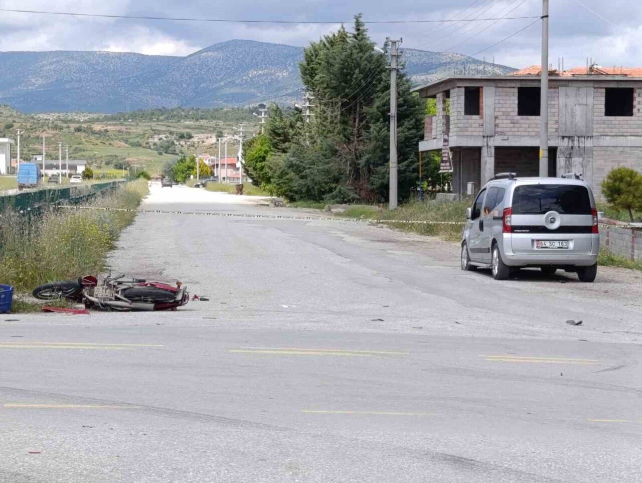 Denizli’nin Çivril ilçesinde hafif ticari araç ile çarpışan motosikletin sürücüsü