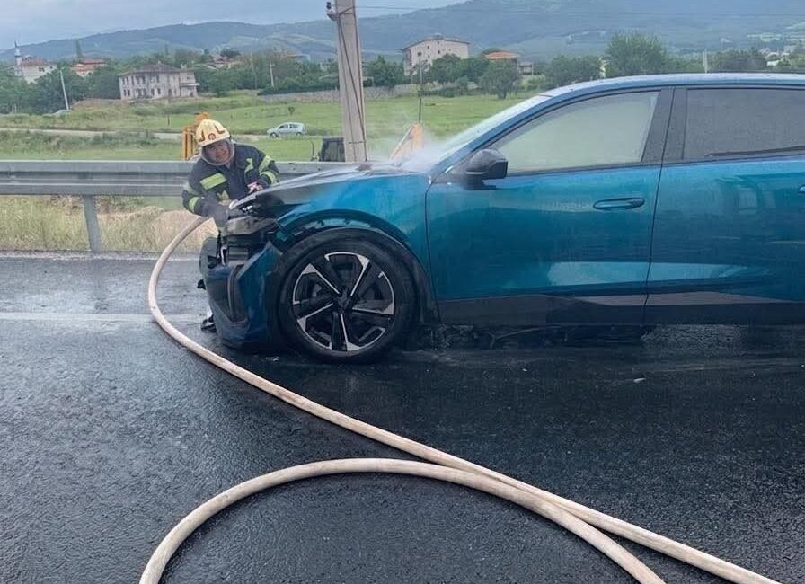 Denizli’nin Pamukkale ilçesinde seyir halindeyken alev alan otomobil, itfaiye ekiplerinin
