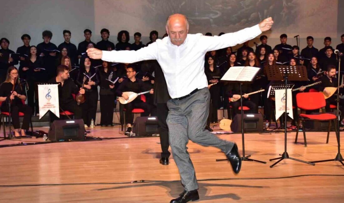 Denizli Hakkı Dereköylü Güzel Sanatlar Lisesi öğretmen ve öğrencileri, ilçe