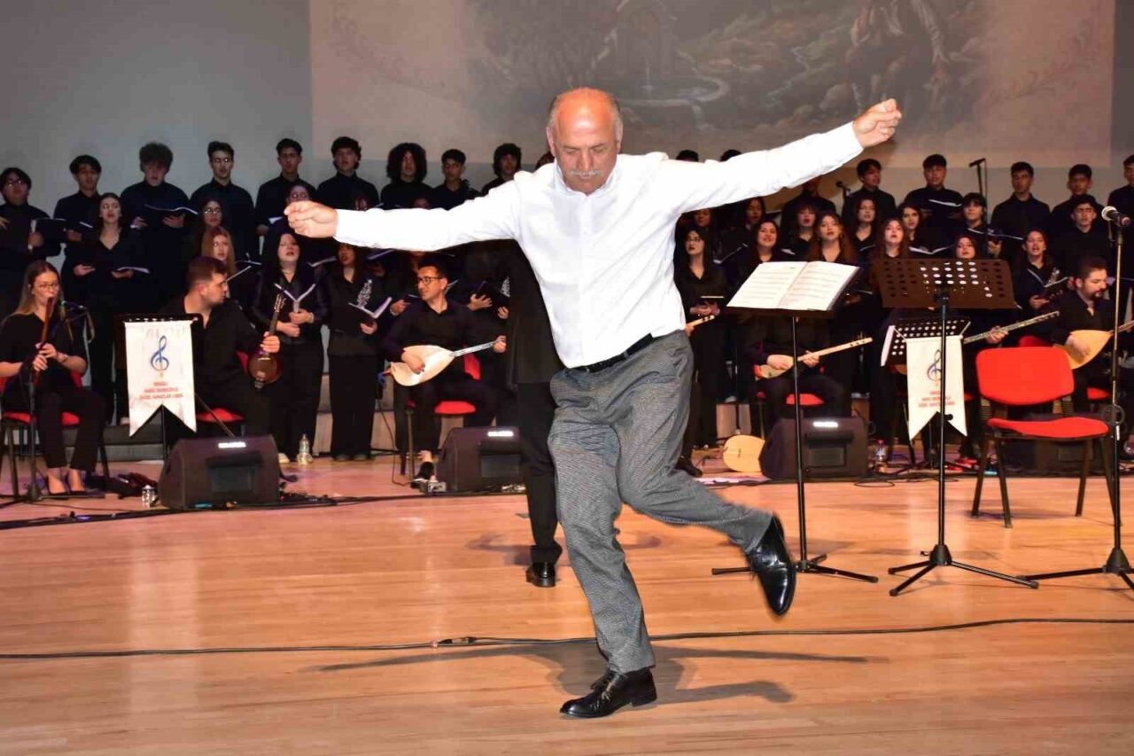 Denizli Hakkı Dereköylü Güzel Sanatlar Lisesi öğretmen ve öğrencileri, ilçe