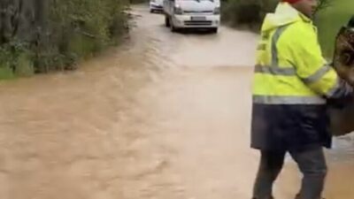 Sakarya’nın Pamukova ilçesinde etkisini sürdüren yağışlar sonrası taşan dere karayolunu