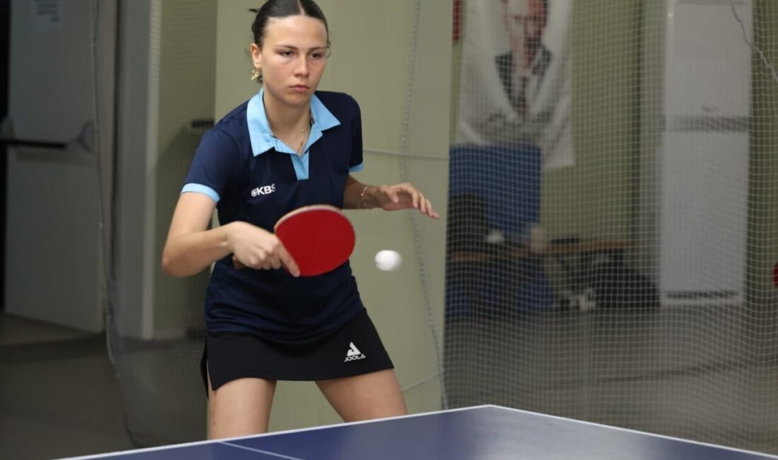 Osmangazi Belediyesi’nin düzenlediği Masa Tenisi Turnuvası, genç sporcuların çekişmeli mücadelelerine