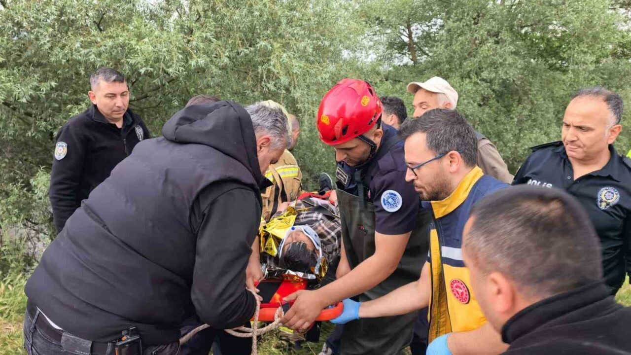 Bursa’nın İnegöl ilçesinde Bedre Deresi’ne kapılan genç, ekiplerin müdahalesiyle boğulmaktan