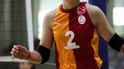 Büyükçekmece Voleybol Akademi altyapısından yetişen ve daha sonra Galatasaray altyapısına