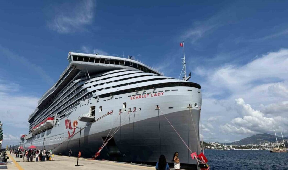 Muğla’nın Bodrum ilçesi, sezonun dikkat çeken gemilerini ağırlamaya devam ediyor.
