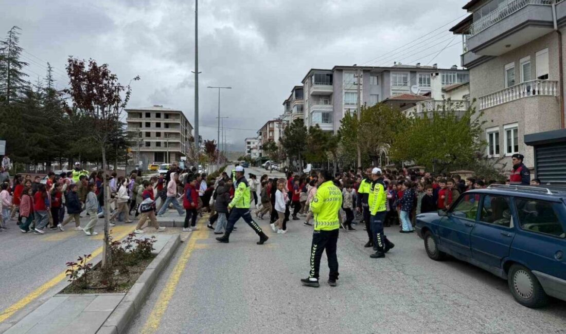 Develi ilçesinde jandarma ve polis ekipleri tarafından öğrencilere trafik eğitimi