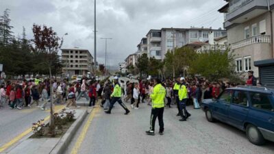 Develi ilçesinde jandarma ve polis ekipleri tarafından öğrencilere trafik eğitimi