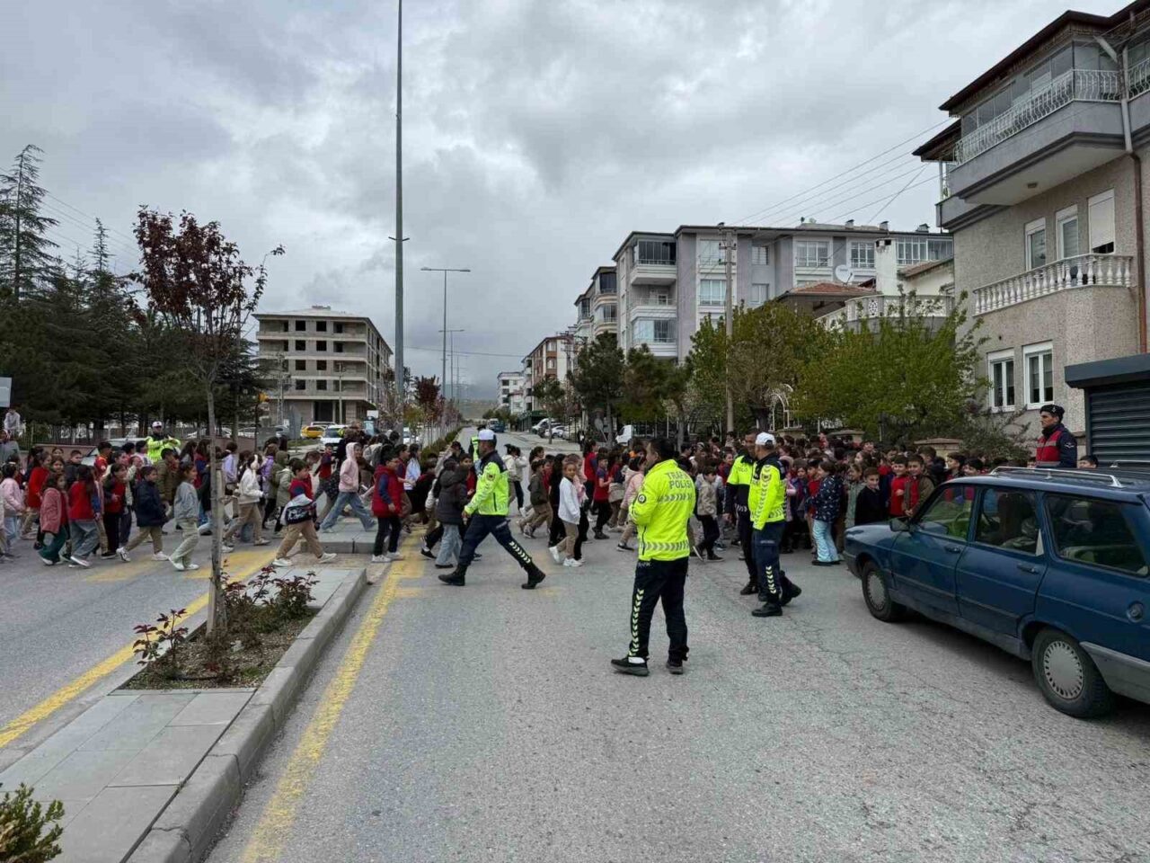 Develi ilçesinde jandarma ve polis ekipleri tarafından öğrencilere trafik eğitimi
