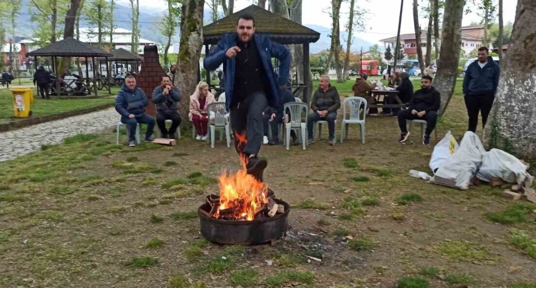 Zonguldak’ın Devrek ilçesinde belediye tarafından düzenlenen Hıdırellez kutlamalarına katılan vatandaşlar