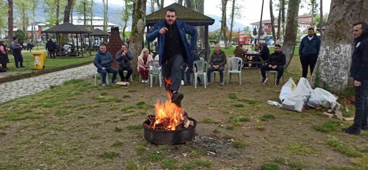 Zonguldak’ın Devrek ilçesinde belediye tarafından düzenlenen Hıdırellez kutlamalarına katılan vatandaşlar