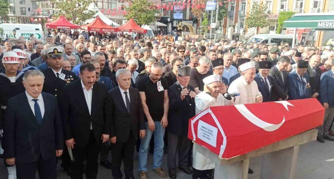 Devrekli Kıbrıs Gazisi son yolculuğuna dualarla uğurlandı Zonguldak’ın Devrek İlçesinde