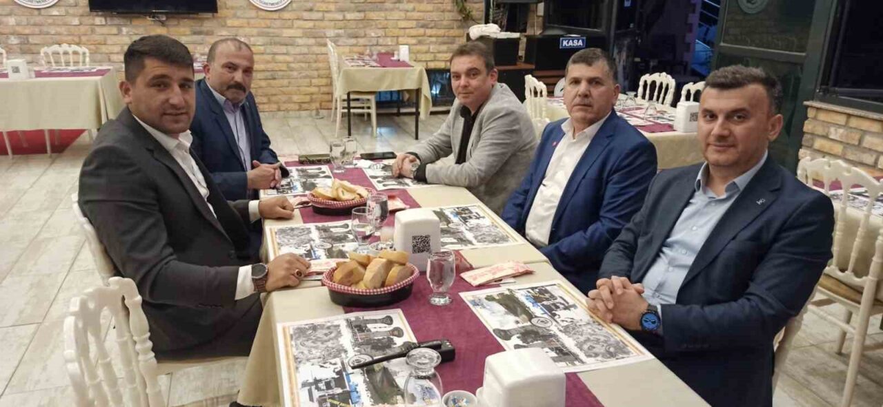 Devrek’te ki siyasi parti temsilcileri düzenlenen toplantıda bir araya geldiler.