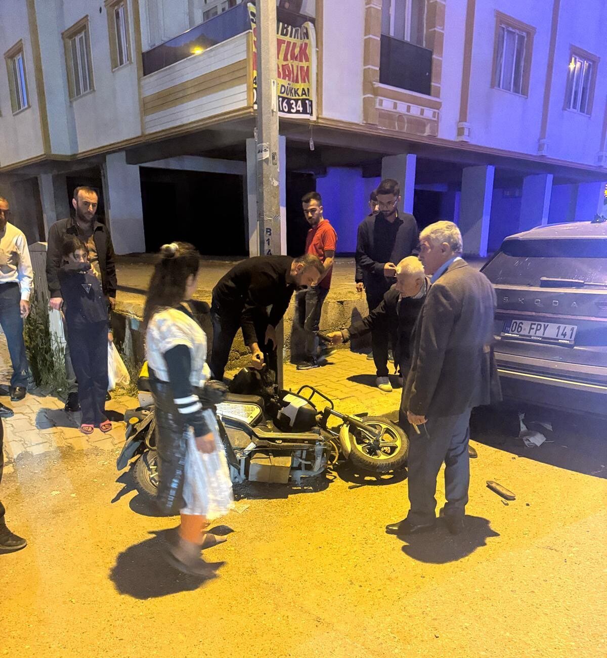 Batman’da seyir halindeki motosikletin devrilmesi sonucu sürücü, park halindeki otomobilin