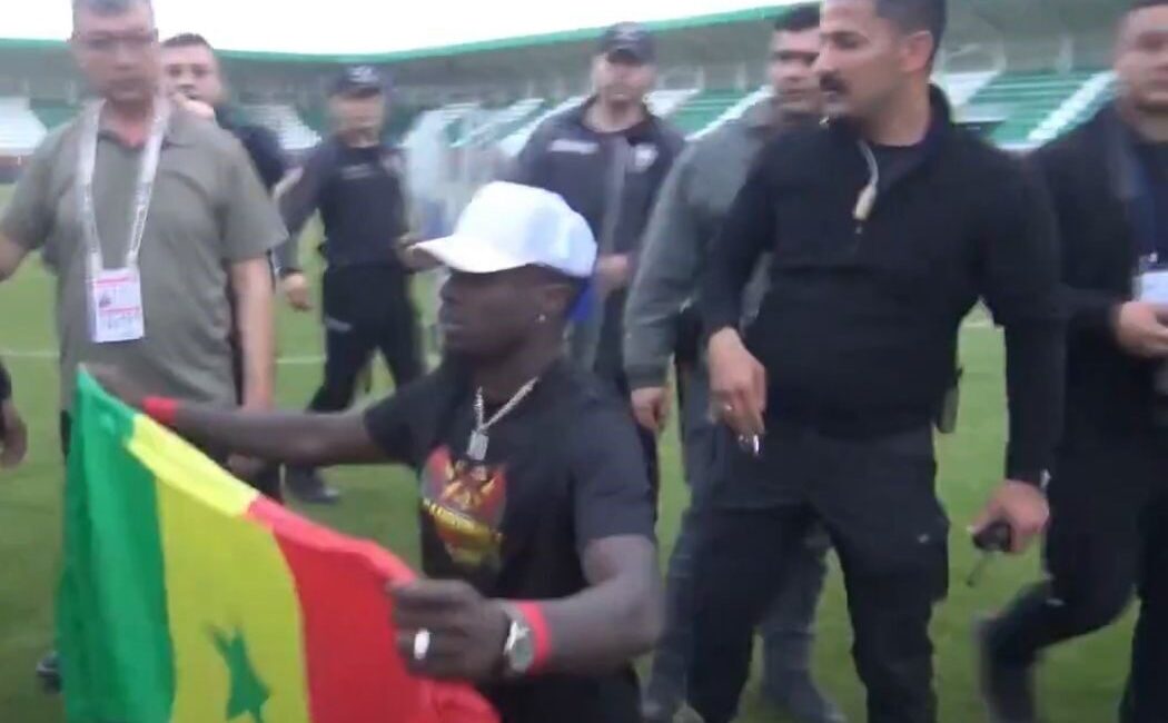Amed Sportif Faaliyetler’in Senegalli forveti Mbaye Diagne’nin şampiyonluk kutlamalarında ülkesinin