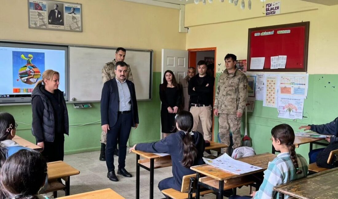 Diyarbakır’ın Dicle İlçe Kaymakamı Mustafa Atış, ziyaret ettiği kırsal Meydan