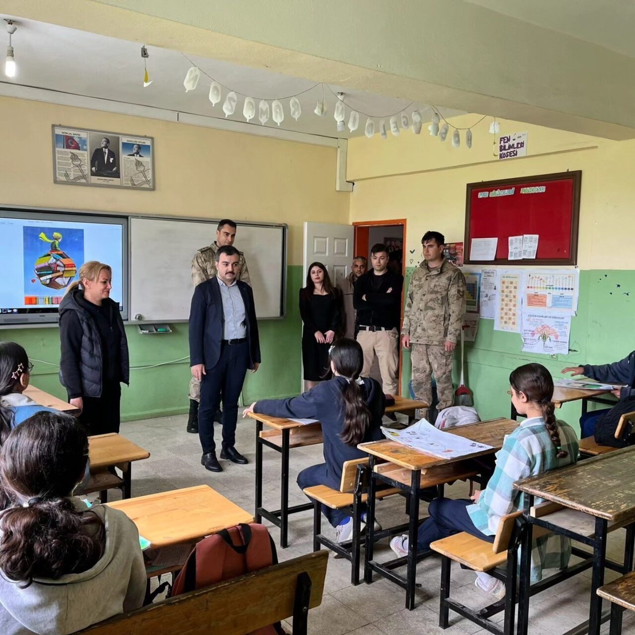 Diyarbakır’ın Dicle İlçe Kaymakamı Mustafa Atış, ziyaret ettiği kırsal Meydan