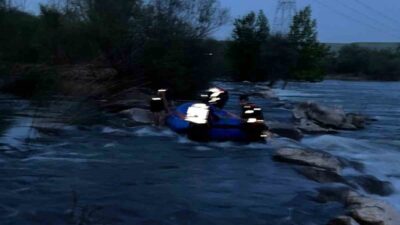 Diyarbakır’da Dicle Nehri’nde su seviyesinin yükselmesi sonucu mahsur kalan bir