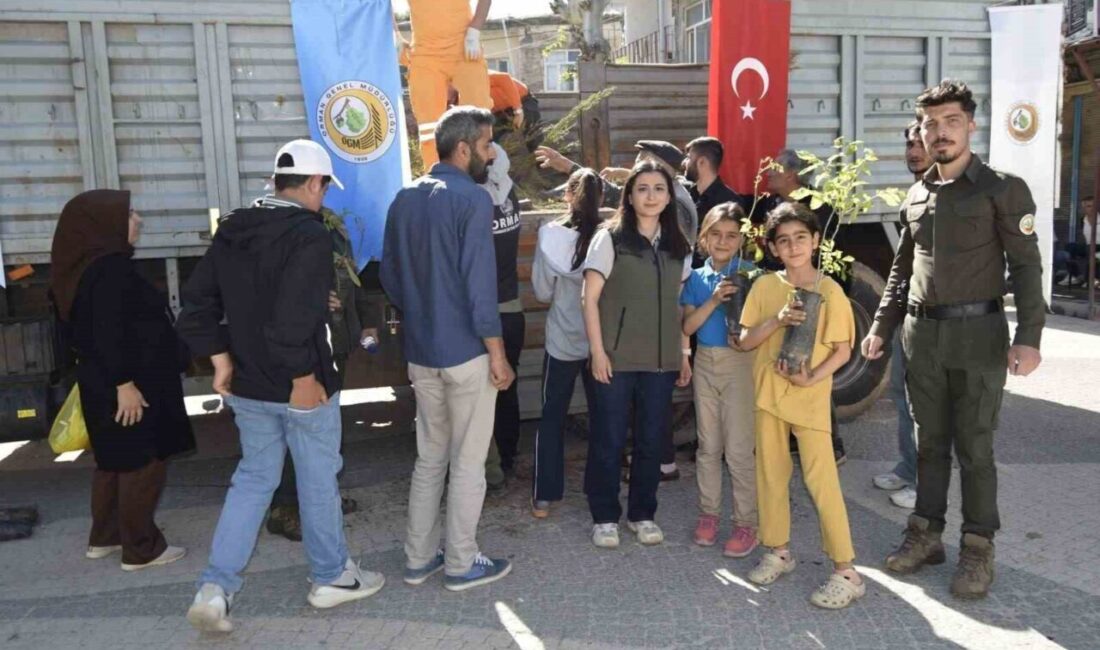 Diyarbakır’ın Dicle ilçesinde yaklaşık bin 500 adet fidan dağıtımı gerçekleştirildi.