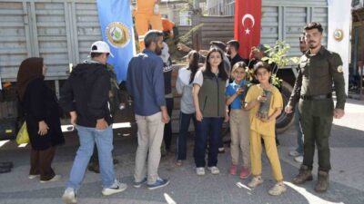 Diyarbakır’ın Dicle ilçesinde yaklaşık bin 500 adet fidan dağıtımı gerçekleştirildi.
