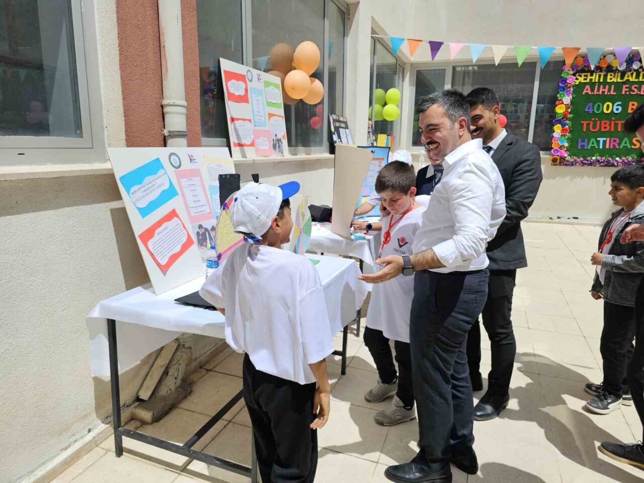Diyarbakır’ın Dicle ilçesinde yetenekli öğrencilerin projelerini sergilediği TÜBİTAK 4006–B Bilim