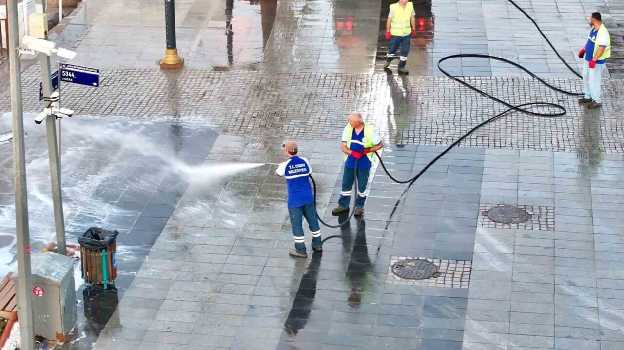Didim Belediyesi ekipleri tarafından, Kurban Bayramı öncesinde kent genelinde temizlik