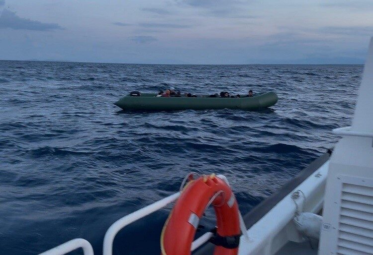 Aydın’ın Didim ilçesinde Yunan unsurları tarafından geri itilen lastik bot