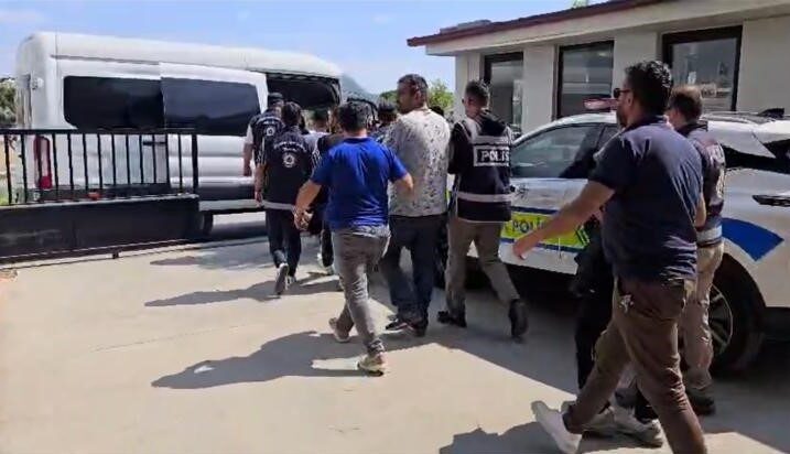 Aydın’ın Didim ilçesinde düzenlenen operasyonda lastik bot içerisindeki 34 düzensiz