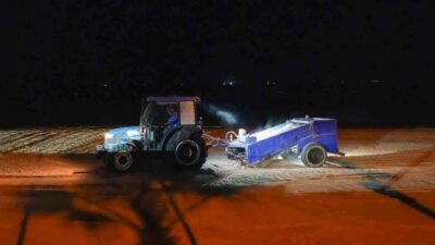 Didim Belediyesi tarafından Altınkum Sahili’nde gerçekleştirilen gece çalışmaları kapsamında kum
