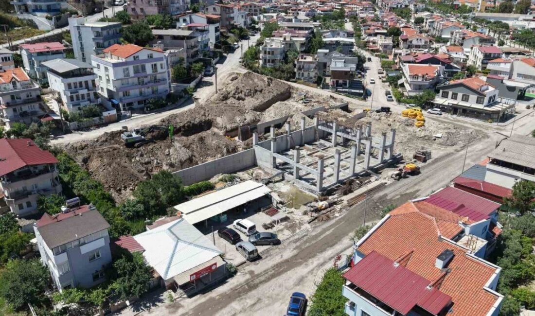 İzmir Büyükşehir Belediyesi’nin Dikili’de yapımını sürdürdüğü yeni itfaiye hizmet binasında