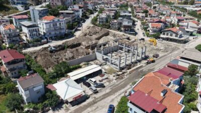 İzmir Büyükşehir Belediyesi’nin Dikili’de yapımını sürdürdüğü yeni itfaiye hizmet binasında