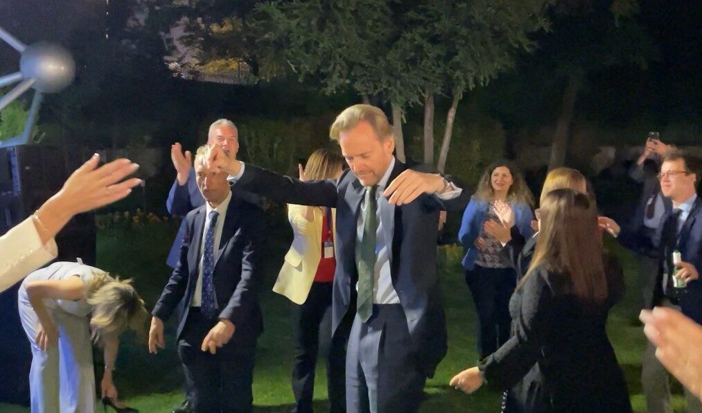 Belçika’nın Ankara Büyükelçisi Hendrik Van de Velde’nin Erik Dalı şarkısıyla