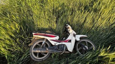 Bilecik’in Osmaneli ilçesinde sürücüsünün direksiyon hakimiyetini kaybettiği motosikletin tarlaya uçması