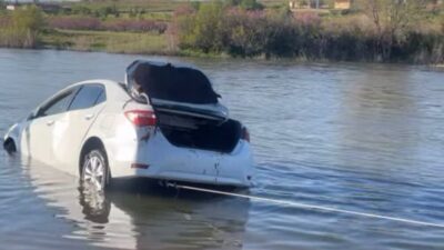 KIRŞEHİR (İHA) – Kırşehir’de sürücüsünün direksiyon hakimiyetini kaybettiği otomobil, Kesikköprü’de