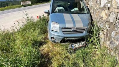 Bilecik’te direksiyon hâkimiyetini kaybeden otomobil sürücüsünün istinat duvarına çarpması sonucu