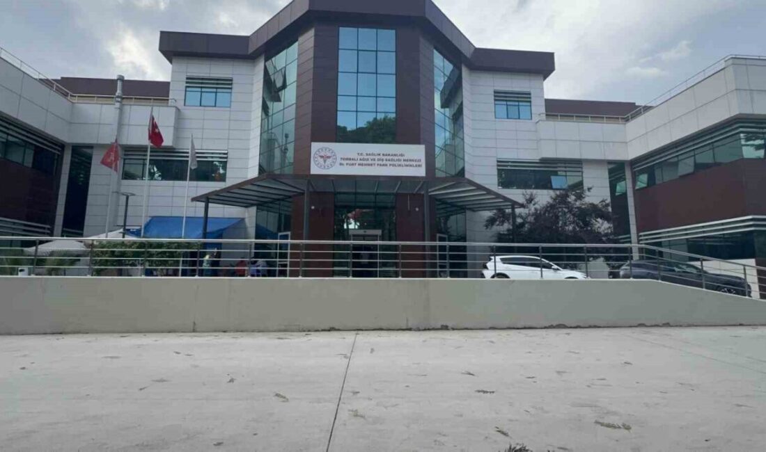 İzmir’in Torbalı ilçesinde, görev yaptığı kamu hastanesinde hastalardan özel tedavi