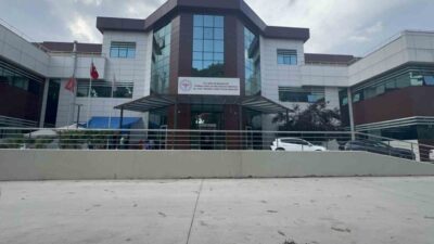 İzmir’in Torbalı ilçesinde, görev yaptığı kamu hastanesinde hastalardan özel tedavi