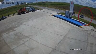 Diyarbakır’ın Bismil ilçesinde sürücüsünün kontrolünden çıkıp taklalar atarak tarlaya yuvarlanan