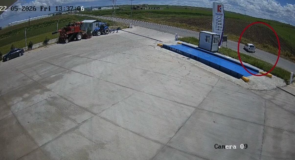 Diyarbakır’ın Bismil ilçesinde sürücüsünün kontrolünden çıkıp taklalar atarak tarlaya yuvarlanan
