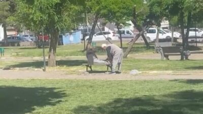 Diyarbakır’da parka giden yaşlı adamlar, bankta mekik çektiği anlar cep