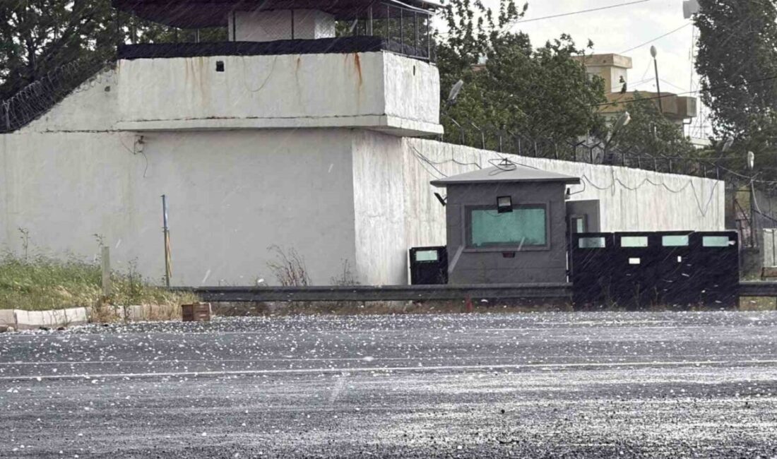 Diyarbakır’da dolu ve sağanak yağış hayatı olumsuz etkiledi. Kentte aniden