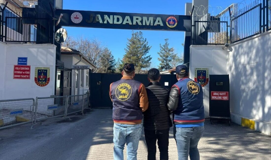 Diyarbakır’da jandarma ekiplerince düzenlenen operasyonlarda, haklarında kesinleşmiş hapis cezası bulunan
