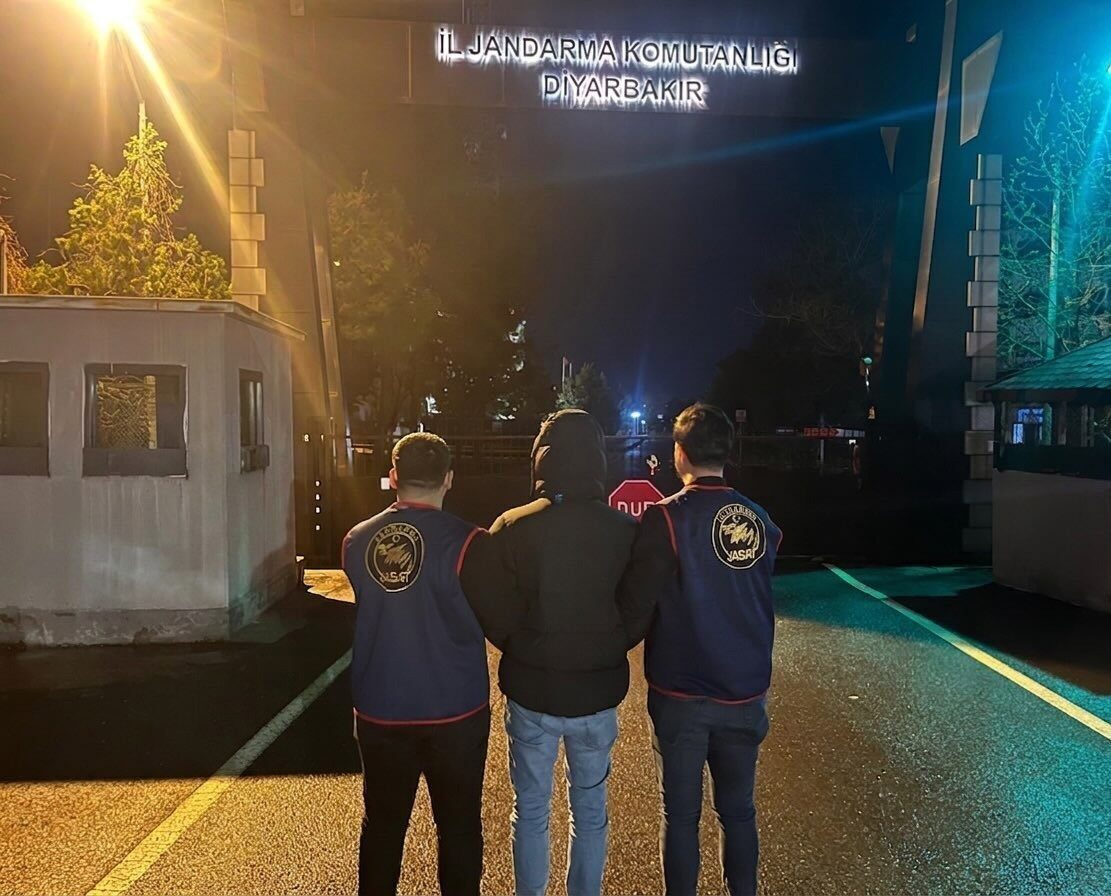 Diyarbakır’da jandarma ekiplerince düzenlenen operasyonlarda haklarında kesinleşmiş hapis cezası bulunan