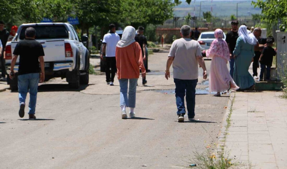 Diyarbakır’da Kurban Bayramı’nın ilk gününde vatandaşlar mezarlıklara akın etti. Yoğunluk