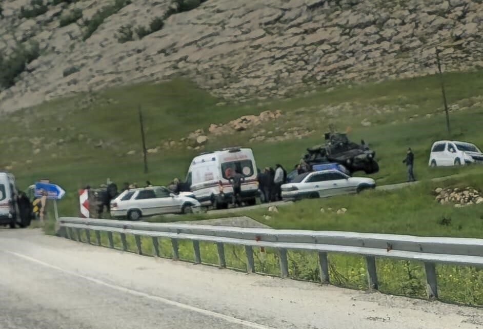 Diyarbakır’ın Silvan ilçesinde mezuniyet kutlamasına giden öğrencileri taşıyan araç başka